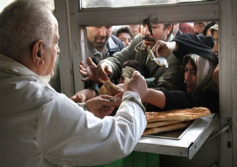 هجوم مردم به نانوایی ها نشان از فقر است/در قیمت گذاری نان، فقر مردم در نظر گرفته شود